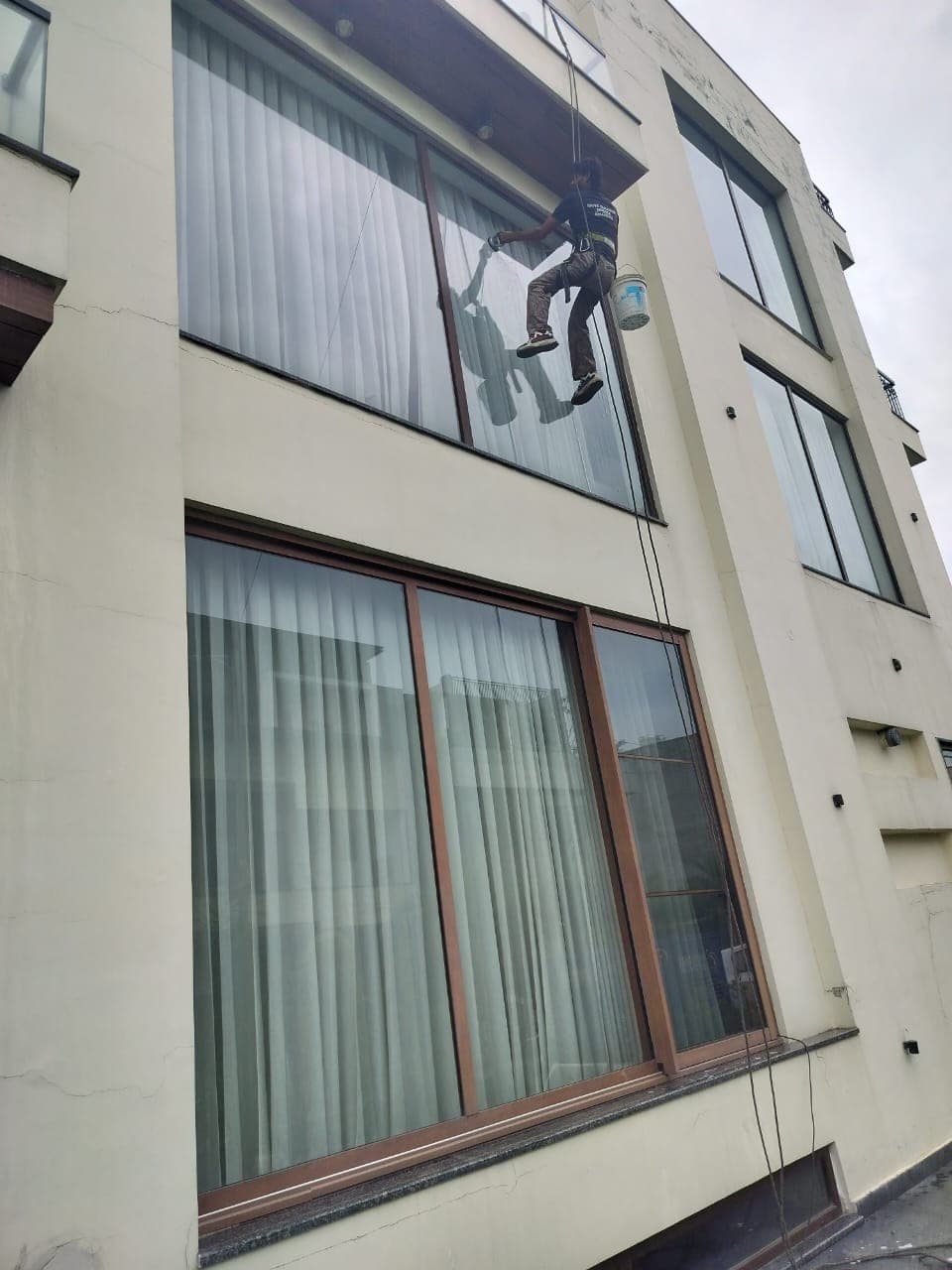Facade cleaning on a residential building